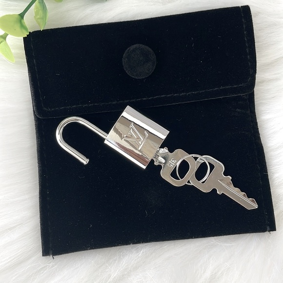 Louis Vuitton Silver Padlock and Key #315 - Picture 5 of 15